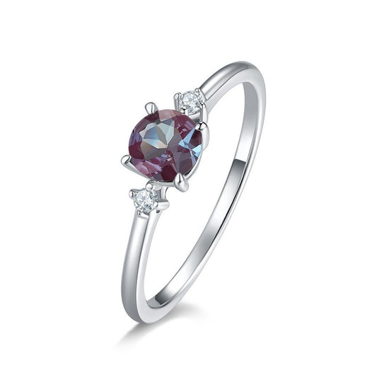 Anillo de alejandrita moderno, diseño original artesanal de Kemstone - Plata S925 con baño de platino y diseño geométrico