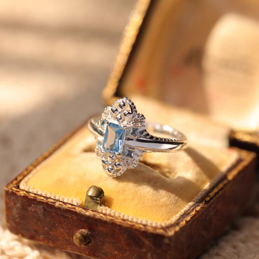 Anillo de espinela azul de inspiración vintage, diseño original artesanal de Kemstone: una pieza llamativa de plata de ley con elegancia arquitectónica.