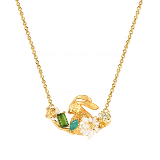 Collar de conejo BEFINE, diseño original artesanal de Kemstone, cadena de plata de ley 925 bañada en oro con piedras preciosas verdes y margarita esmaltada. Colección curativa para mujer. Regalo único.