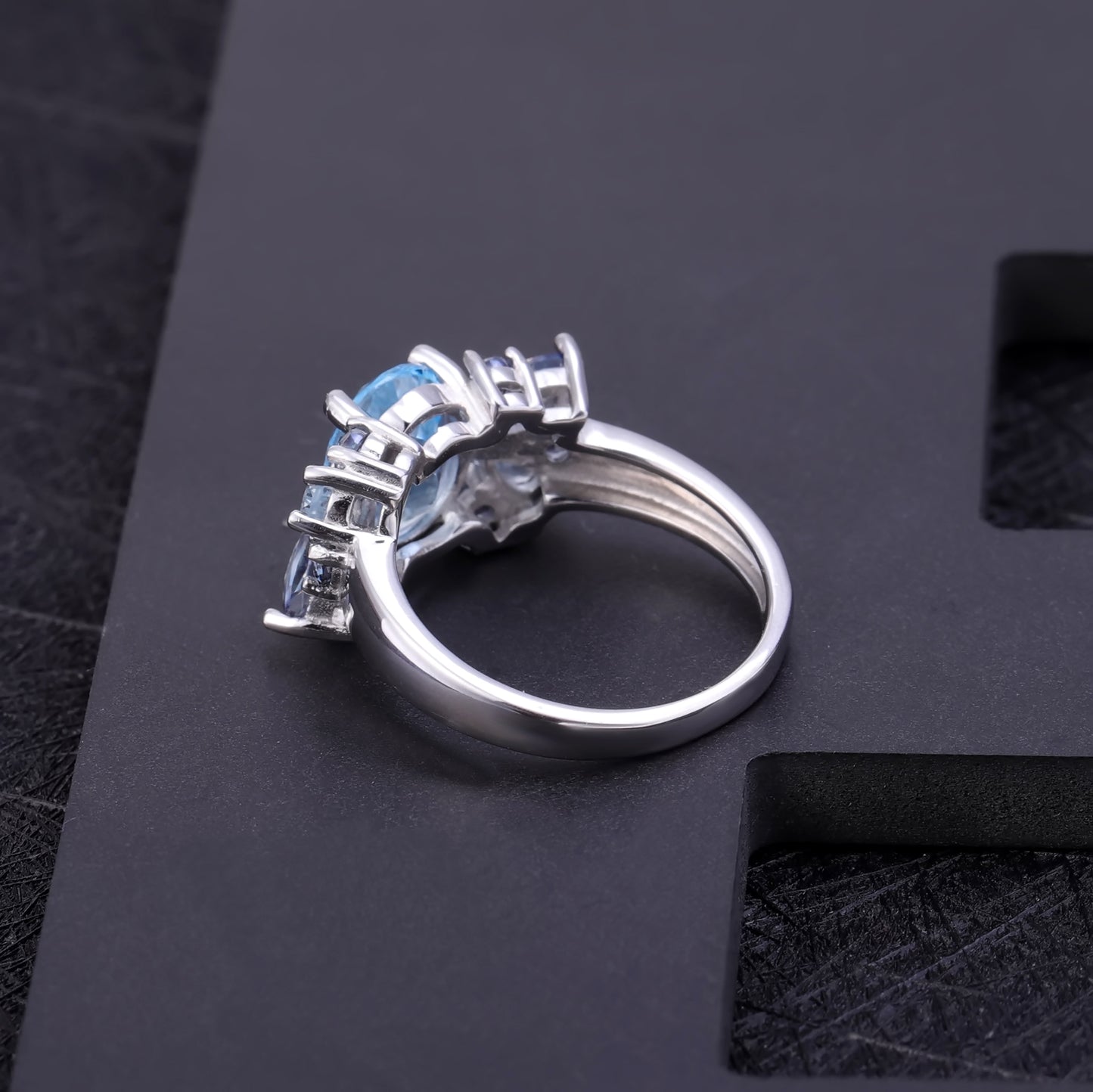 Anillo ajustable de topacio azul cielo floral con detalles de cuarzo místico, diseño original artesanal de Kemstone, 3,47 quilates, K244301R