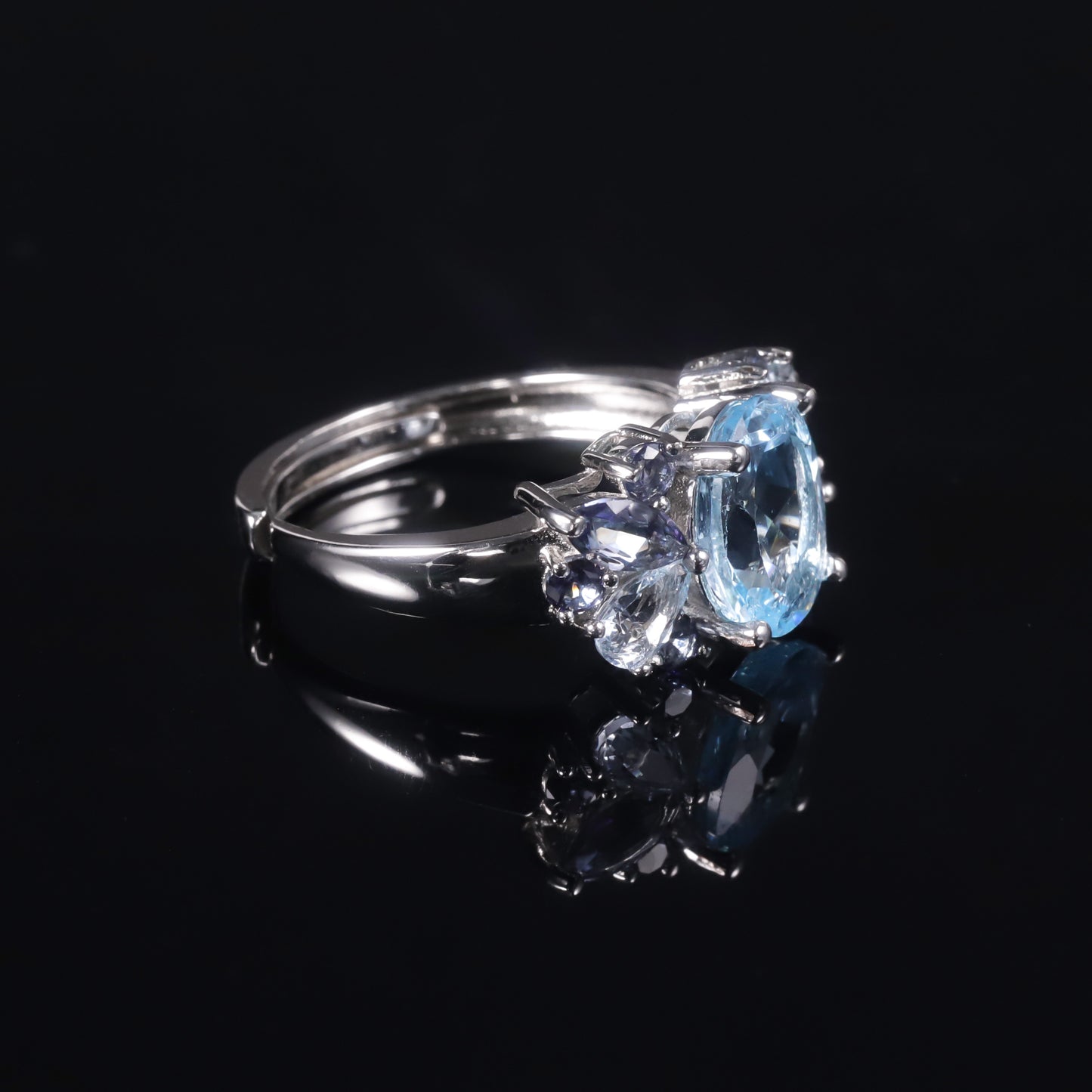 Anillo ajustable de topacio azul cielo floral con detalles de cuarzo místico, diseño original artesanal de Kemstone, 3,47 quilates, K244301R