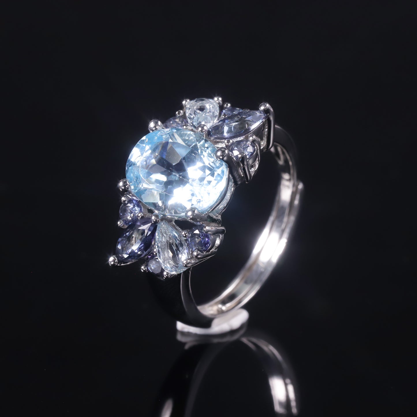 Anillo ajustable de topacio azul cielo floral con detalles de cuarzo místico, diseño original artesanal de Kemstone, 3,47 quilates, K244301R