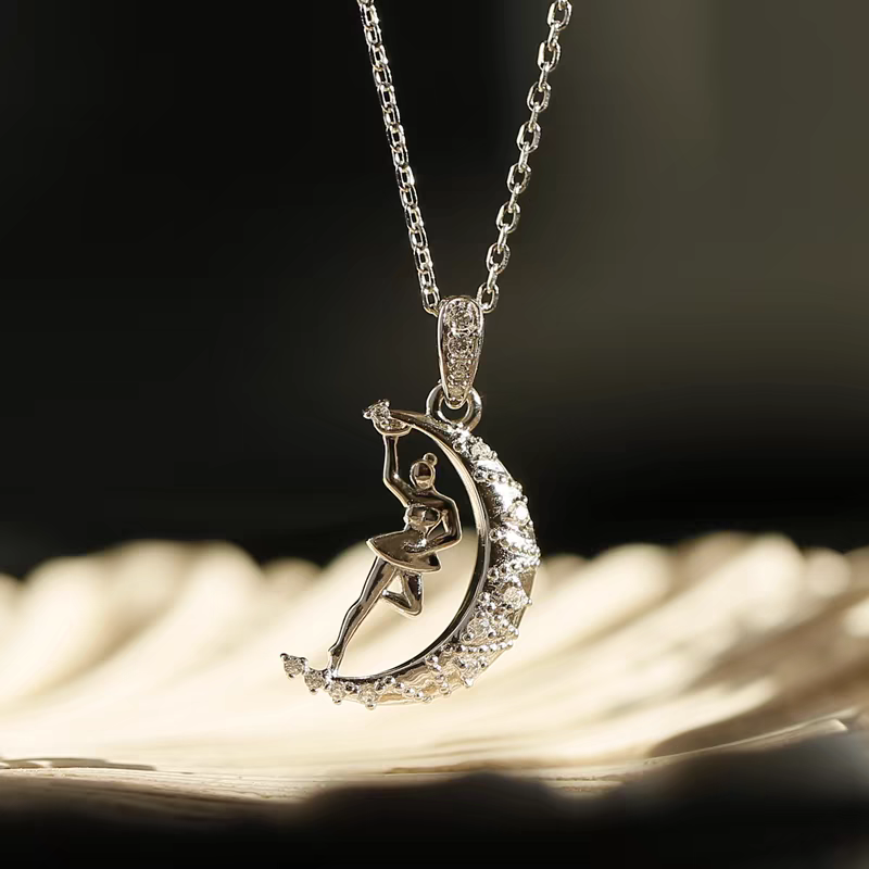 Collar de luna danzante de diseño original hecho a mano por Kemstone: colgante de bailarina en luna de plata de ley 925 con circonitas, un regalo minimalista y elegante para mujer.