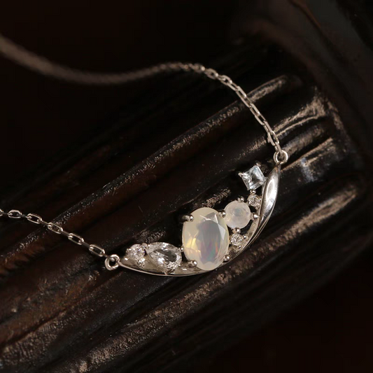Collar artesanal de diseño original de Kemstone "Navegando en la Luna": colgante de ópalo y piedra lunar en plata de ley 925, gargantilla inspirada en el universo.