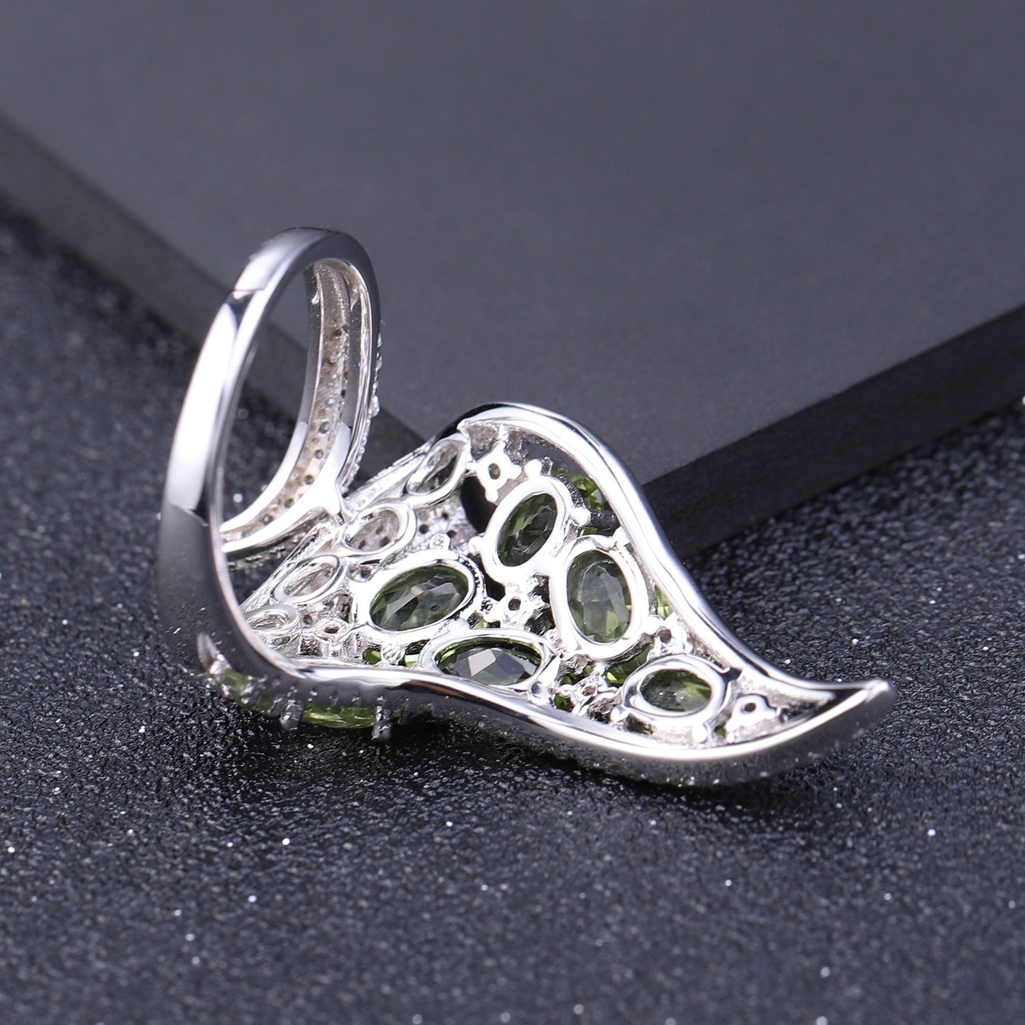 Anillo de diseño único y lujoso de peridoto verde en plata de ley 925, hecho a mano por Kemstone. Diseño original para mujer.