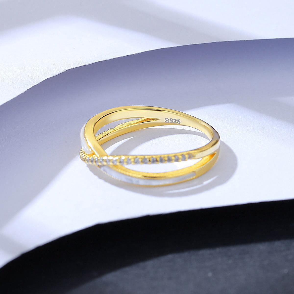 Anillo de oro con circonita cúbica, diseño original artesanal de Kemstone. Elegante anillo de plata de ley S925 en forma de X con circonita blanca AAAA.