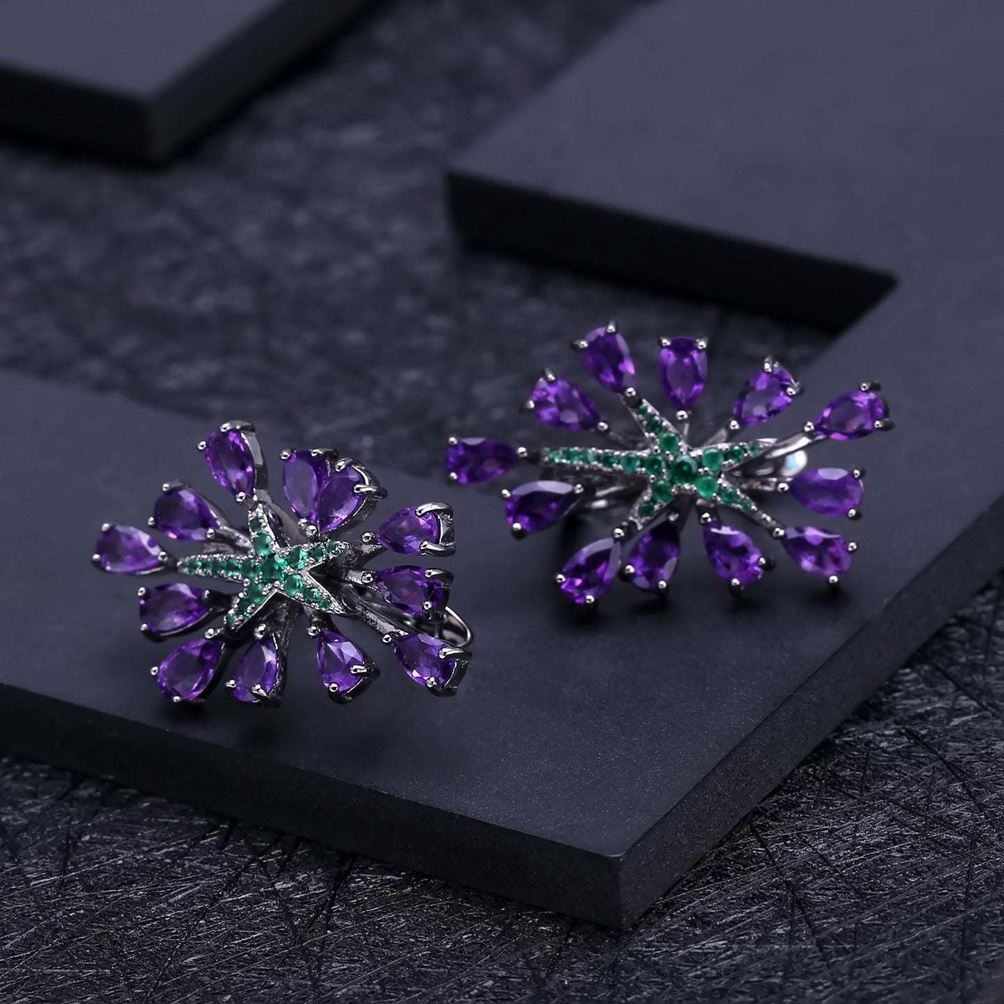 Orecchini pendenti geometrici Kemstone dal design originale e artigianale con ametista naturale e smeraldo nano verde in argento S925 - Eleganza celeste