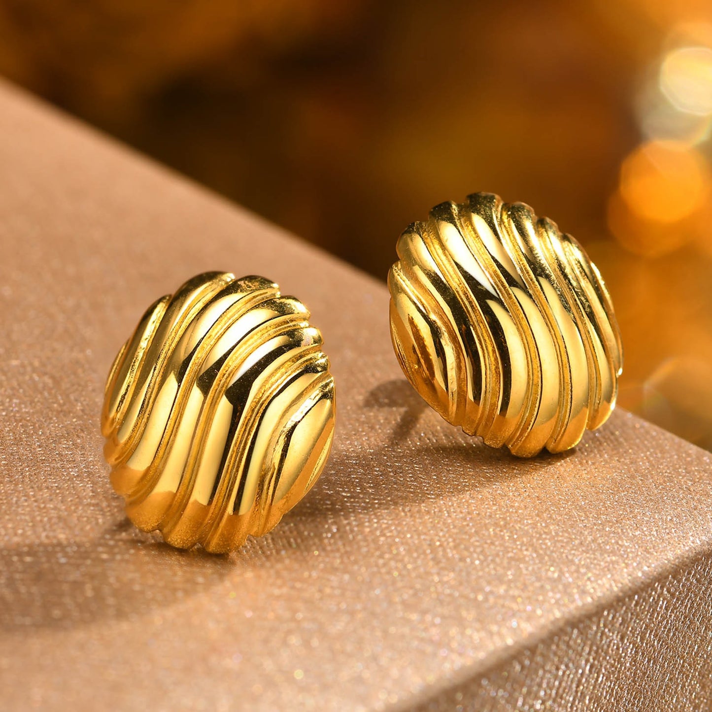 Pendientes Kemstone de acero inoxidable con textura de concha dorada para mujer ES-458