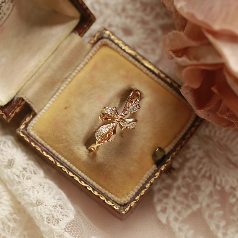 Anillo de lazo francés de diseño original hecho a mano por Kemstone: anillo abierto de lujo ajustable en plata 925 con baño de oro de 18 quilates.