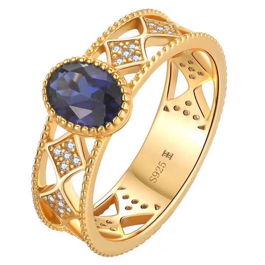 Anillo Viaje Celestial de diseño original artesanal de Kemstone: anillo de zafiro en plata de ley bañada en oro con detalles de circonitas cúbicas.