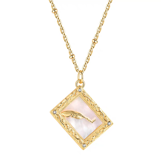Collar Sueño de Luz, diseño original artesanal de Kemstone: colgante vintage de nácar bañado en oro con cadena de plata de ley.