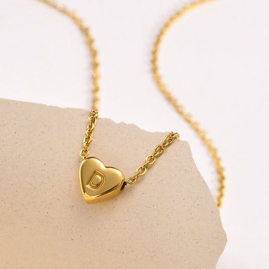 Collar de acero inoxidable Kemstone con letras de corazón - Colgante de amor con 26 letras del alfabeto PN-1670