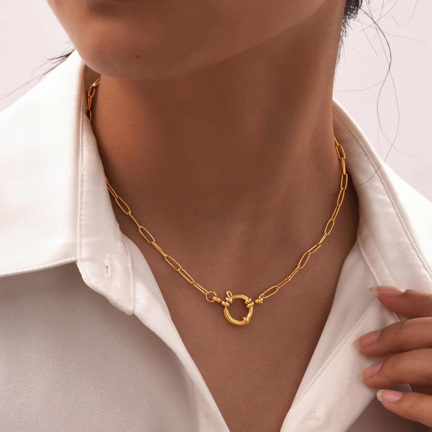 Collar de cadena rectangular geométrica de oro de 18 quilates con cierre de burbuja. Joyería moderna de acero inoxidable para mujer, ideal para combinar con otras piezas sin esfuerzo. 1887