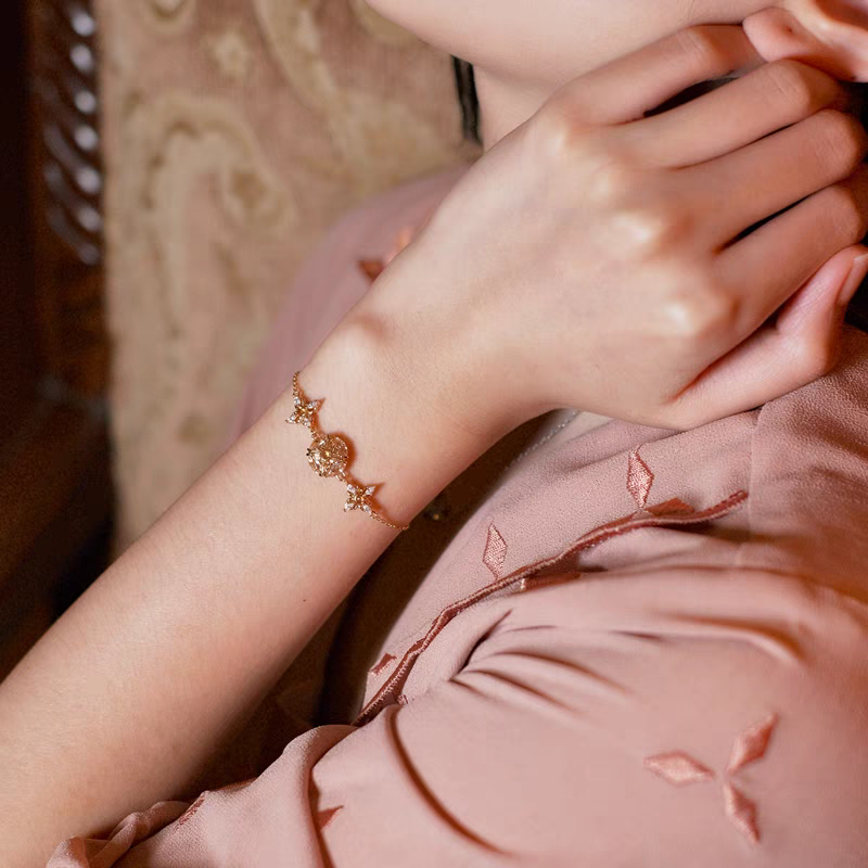 Pulsera de estrellas de la suerte con diseño original artesanal de Kemstone: pulsera vintage con dije de trébol, cristal y espesartita en plata de ley.