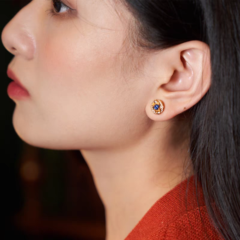 Pendientes de botón Kemstone con diseño original de luz celestial, hechos a mano en plata de ley 925 con zafiro sintético y circonita cúbica, con diseño de estrella y luna de inspiración vintage.