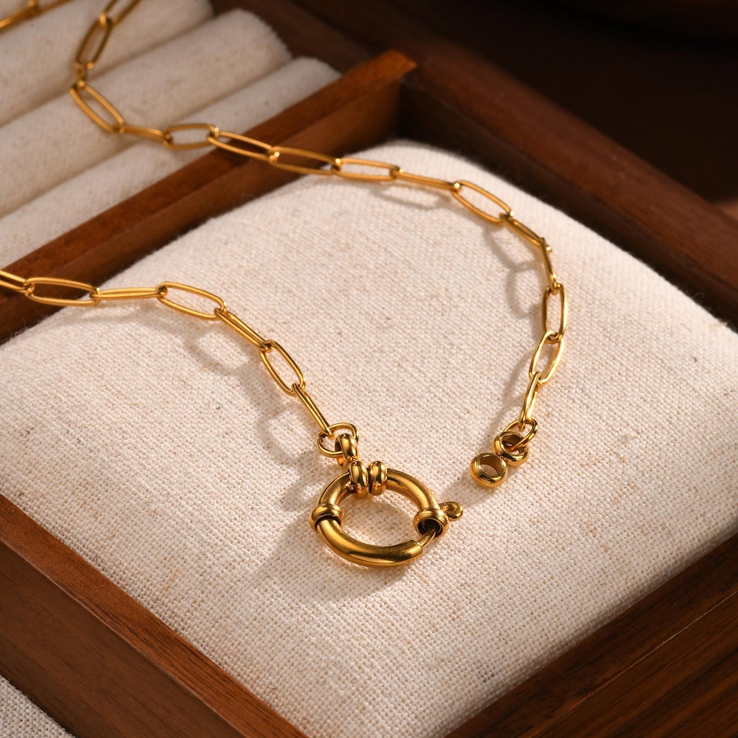 Collar de cadena rectangular geométrica de oro de 18 quilates con cierre de burbuja. Joyería moderna de acero inoxidable para mujer, ideal para combinar con otras piezas sin esfuerzo. 1887