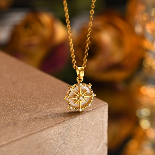 Collar con colgante de sol y concha de circonita Kemstone: pieza de cobre dorado con un toque de elegancia para el día a día PNB-235
