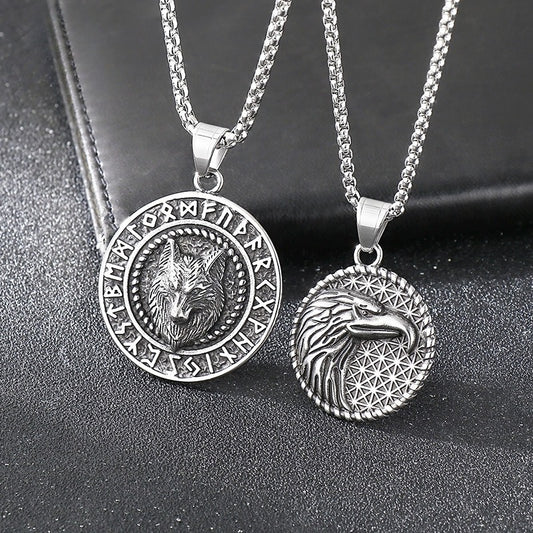 Collar de acero de titanio envejecido con diseño de doble cara de runas vikingas de Kemstone, con diseño de rey lobo y pico de águila, para hombre, con un toque retro de elegancia robusta KP116179-MZOZ