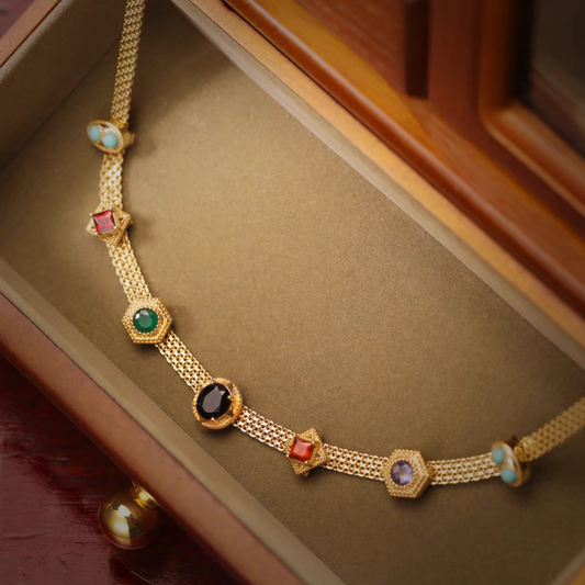Collar de gemas medievales de diseño original hecho a mano por Kemstone: gargantilla de plata de ley 925 con ónix natural, granate y turquesa, pieza ajustable de estilo vintage.