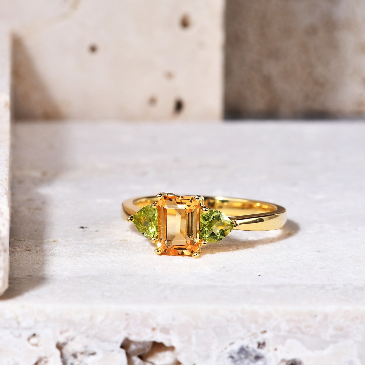 Anillo artesanal de citrino natural de talla esmeralda con detalles de peridoto de corte brillante en forma de corazón, diseño original de Kemstone | Plata 925 bañada en oro de 18 quilates, K236141R