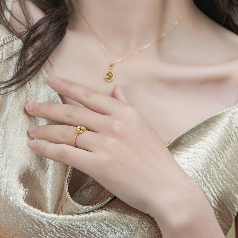 Anillo de peridoto natural de diseño original hecho a mano por Kemstone | Anillo geométrico abierto de plata de ley S925 bañado en oro | Joyería bohemia con estilo | Anillos con piedras preciosas