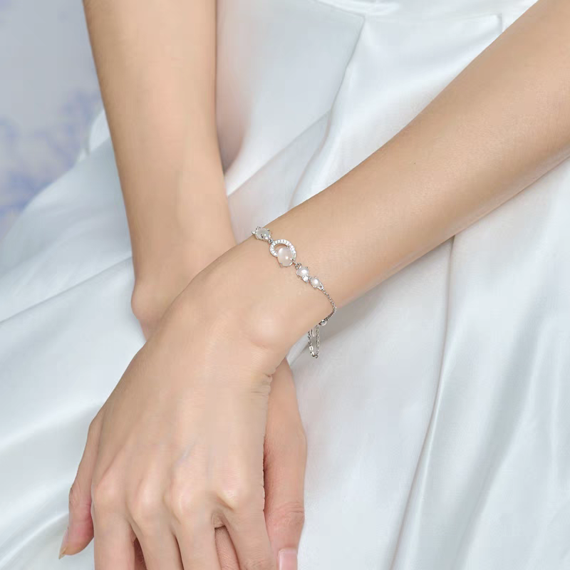 Pulsera de plata de ley con diseño original artesanal de Kemstone: Tentáculos Celestiales y Piedra Lunar - Romántico diseño de Galaxia de Amor Cósmico