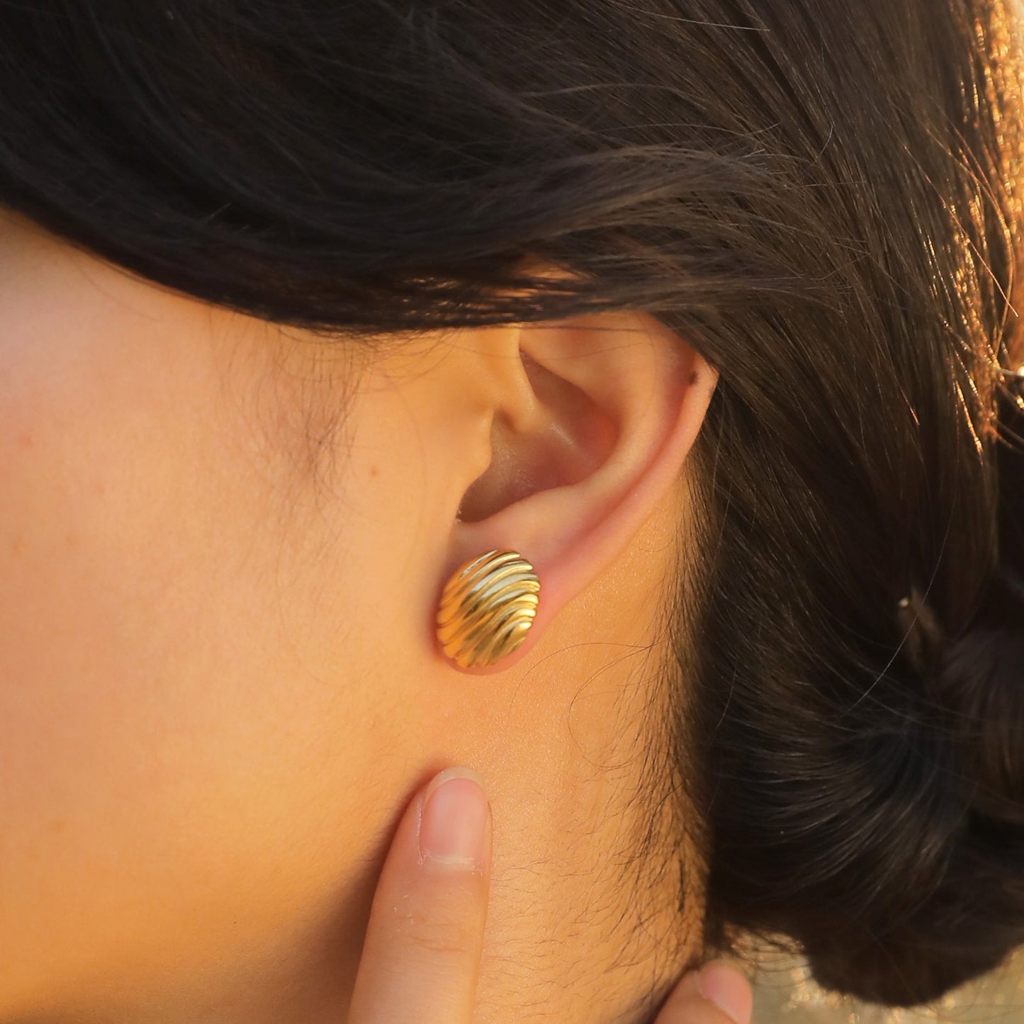 Pendientes Kemstone de acero inoxidable con textura de concha dorada para mujer ES-458