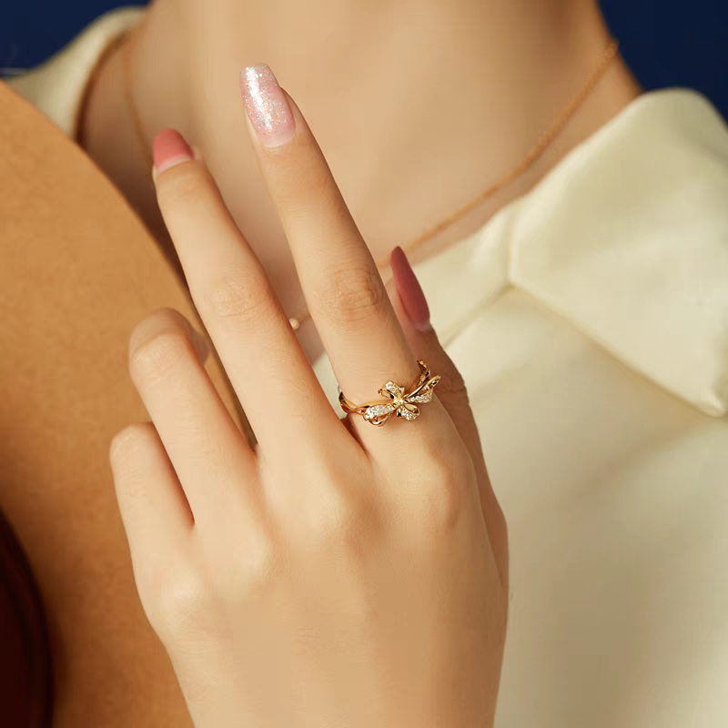 Anillo de lazo francés de diseño original hecho a mano por Kemstone: anillo abierto de lujo ajustable en plata 925 con baño de oro de 18 quilates.