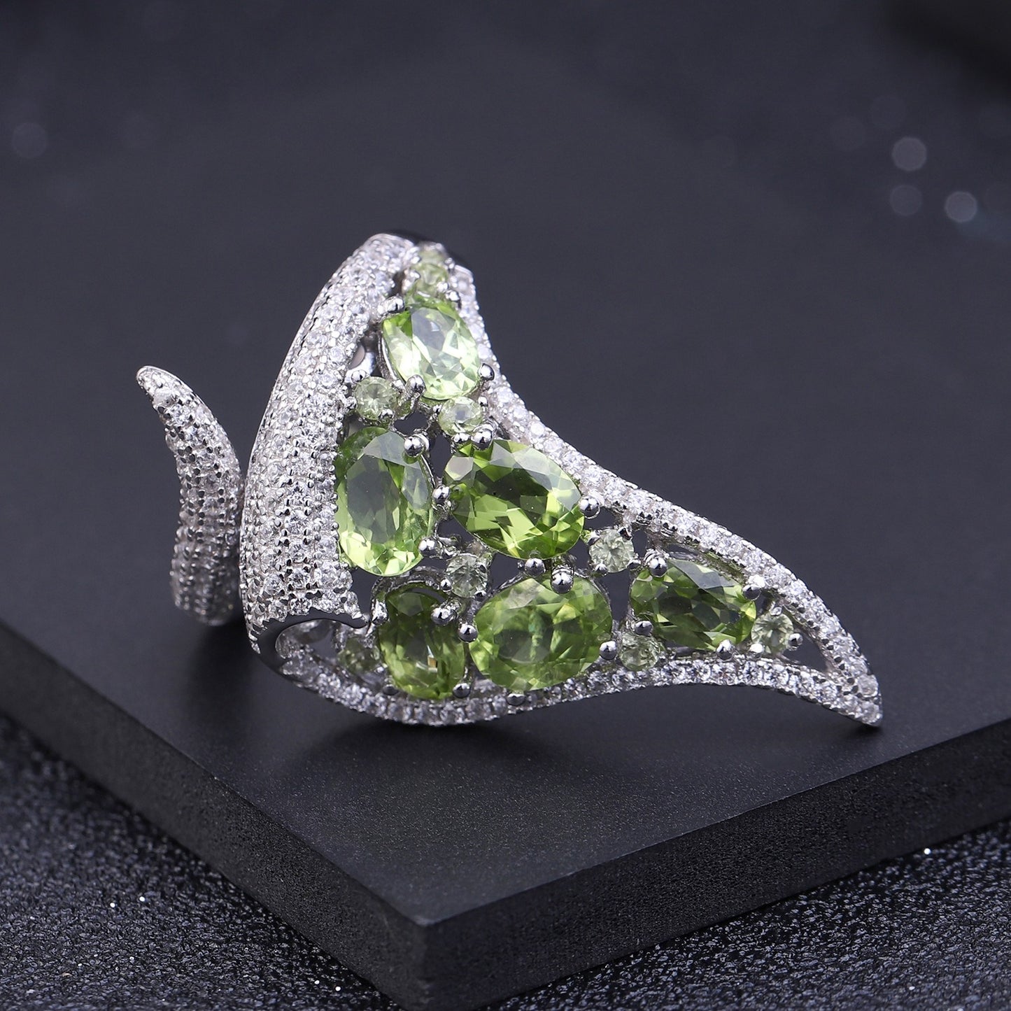 Anillo de diseño único y lujoso de peridoto verde en plata de ley 925, hecho a mano por Kemstone. Diseño original para mujer.
