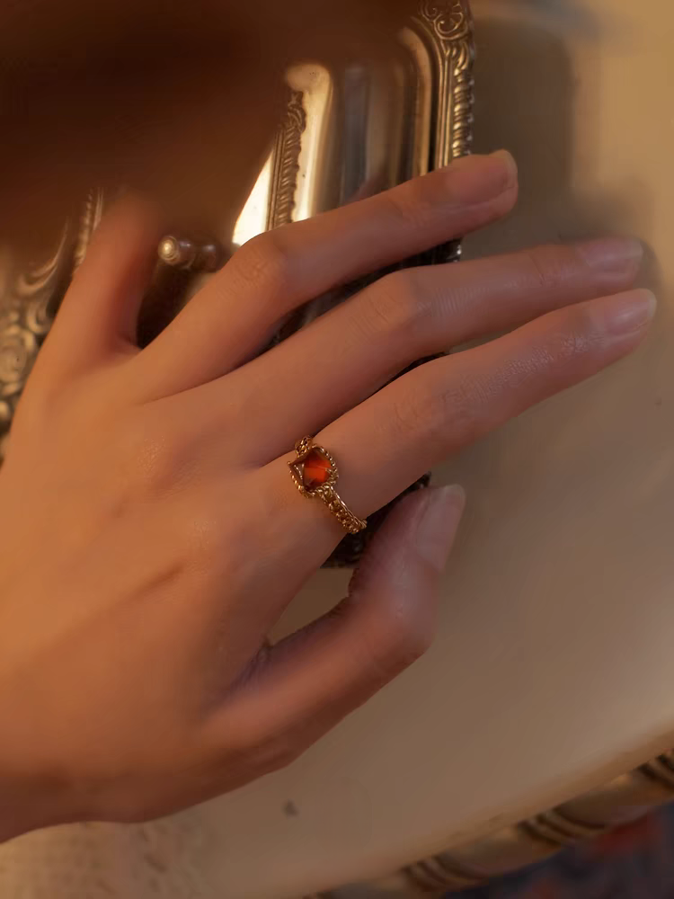 Anillo de granate espesartita con diseño original de flor de corazón, hecho a mano por Kemstone. Cadena vintage ajustable bañada en oro y plata. Anillo moderno de banda abierta para uso diario.