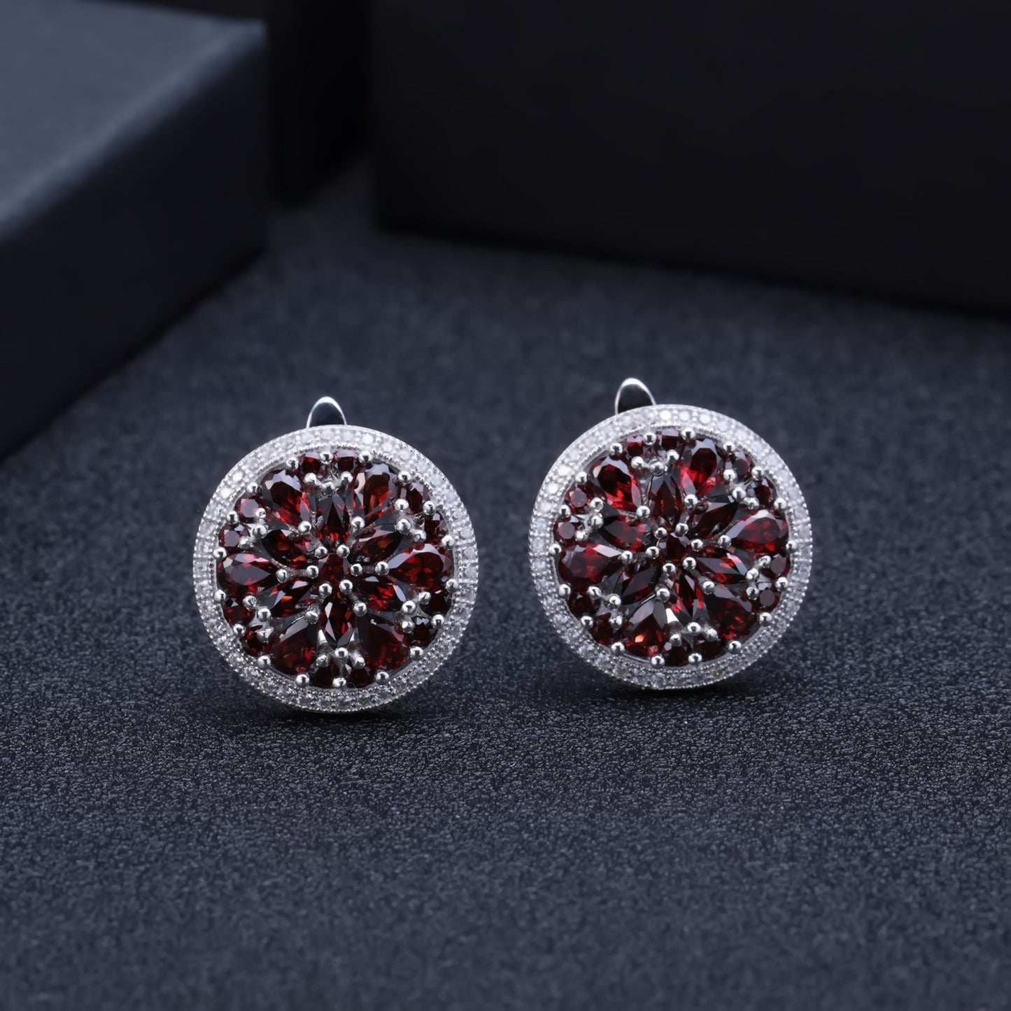 Pendientes Kemstone de plata de ley 925 con granate rojo y detalles de circonita cúbica, diseño original, hechos a mano, K245023E