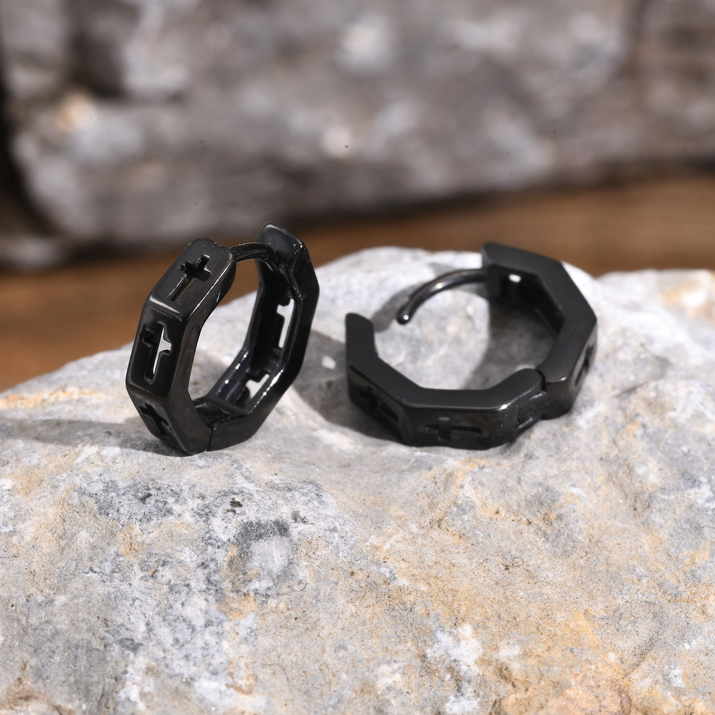 Kemstone Men’s Stainless Steel Cross-Cut Geometric Hoop Earring – Silver & Black EH-700