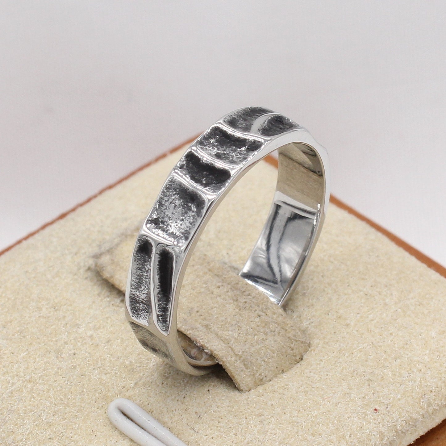 Kemstone Men’s Titanium Steel Ring – Vintage Hammered Textured Band R1890