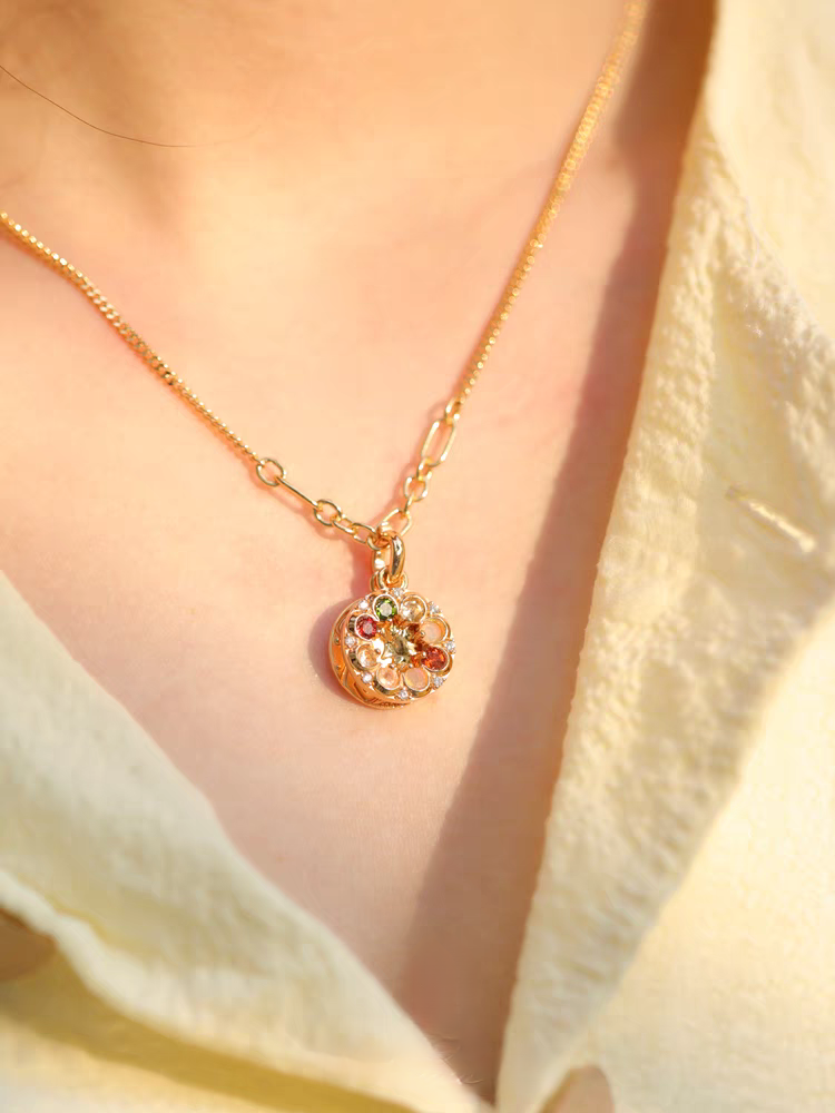 Collar "BOSOM FRD" de diseño original artesanal de Kemstone. Colgante de moneda vintage, plata de ley chapada en oro de 45 cm, con dije de luna y estrella y mensaje oculto con gema. 7 gemas, incluyendo berilo, ópalo y granate rubí.