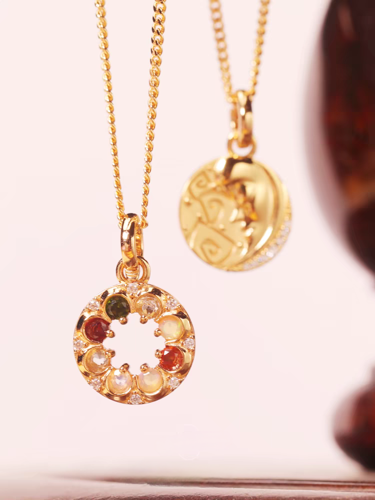 Collar "BOSOM FRD" de diseño original artesanal de Kemstone. Colgante de moneda vintage, plata de ley chapada en oro de 45 cm, con dije de luna y estrella y mensaje oculto con gema. 7 gemas, incluyendo berilo, ópalo y granate rubí.