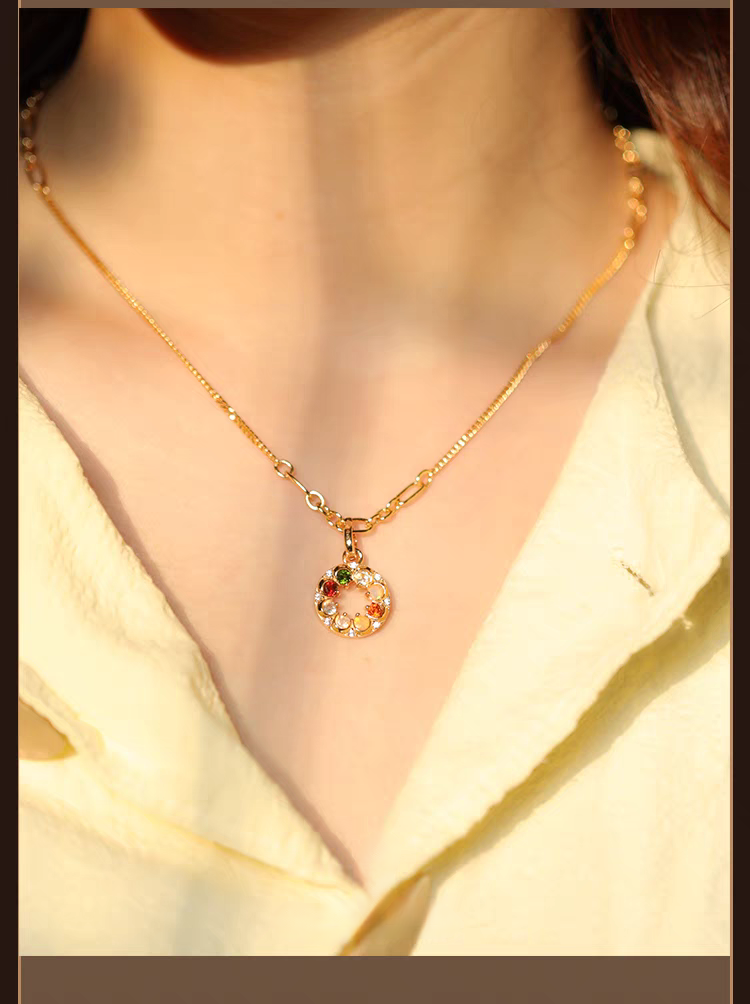 Collar "BOSOM FRD" de diseño original artesanal de Kemstone. Colgante de moneda vintage, plata de ley chapada en oro de 45 cm, con dije de luna y estrella y mensaje oculto con gema. 7 gemas, incluyendo berilo, ópalo y granate rubí.