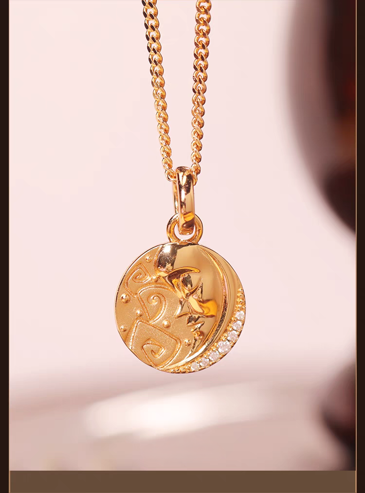 Collar "BOSOM FRD" de diseño original artesanal de Kemstone. Colgante de moneda vintage, plata de ley chapada en oro de 45 cm, con dije de luna y estrella y mensaje oculto con gema. 7 gemas, incluyendo berilo, ópalo y granate rubí.