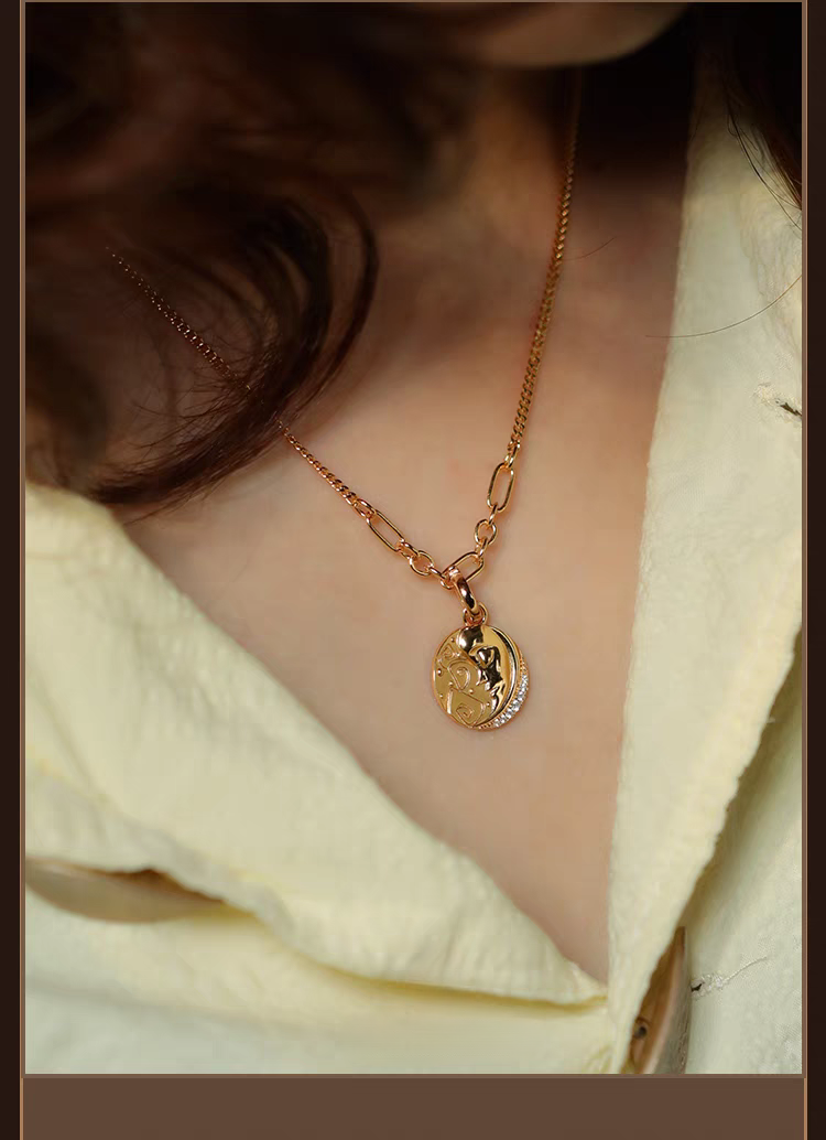 Collar "BOSOM FRD" de diseño original artesanal de Kemstone. Colgante de moneda vintage, plata de ley chapada en oro de 45 cm, con dije de luna y estrella y mensaje oculto con gema. 7 gemas, incluyendo berilo, ópalo y granate rubí.
