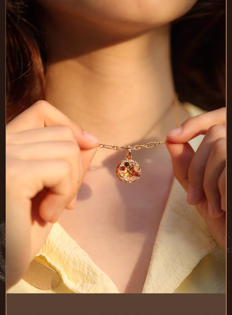Collar "BOSOM FRD" de diseño original artesanal de Kemstone. Colgante de moneda vintage, plata de ley chapada en oro de 45 cm, con dije de luna y estrella y mensaje oculto con gema. 7 gemas, incluyendo berilo, ópalo y granate rubí.