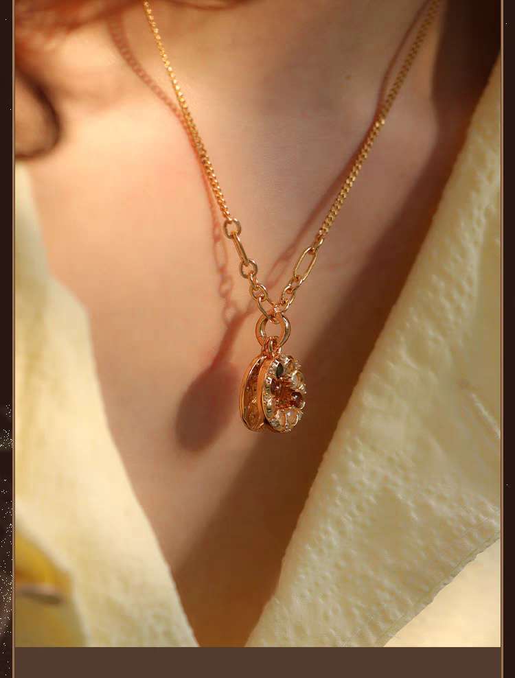 Collar "BOSOM FRD" de diseño original artesanal de Kemstone. Colgante de moneda vintage, plata de ley chapada en oro de 45 cm, con dije de luna y estrella y mensaje oculto con gema. 7 gemas, incluyendo berilo, ópalo y granate rubí.