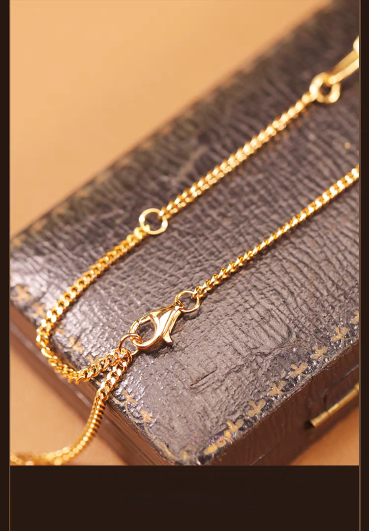 Collar "BOSOM FRD" de diseño original artesanal de Kemstone. Colgante de moneda vintage, plata de ley chapada en oro de 45 cm, con dije de luna y estrella y mensaje oculto con gema. 7 gemas, incluyendo berilo, ópalo y granate rubí.
