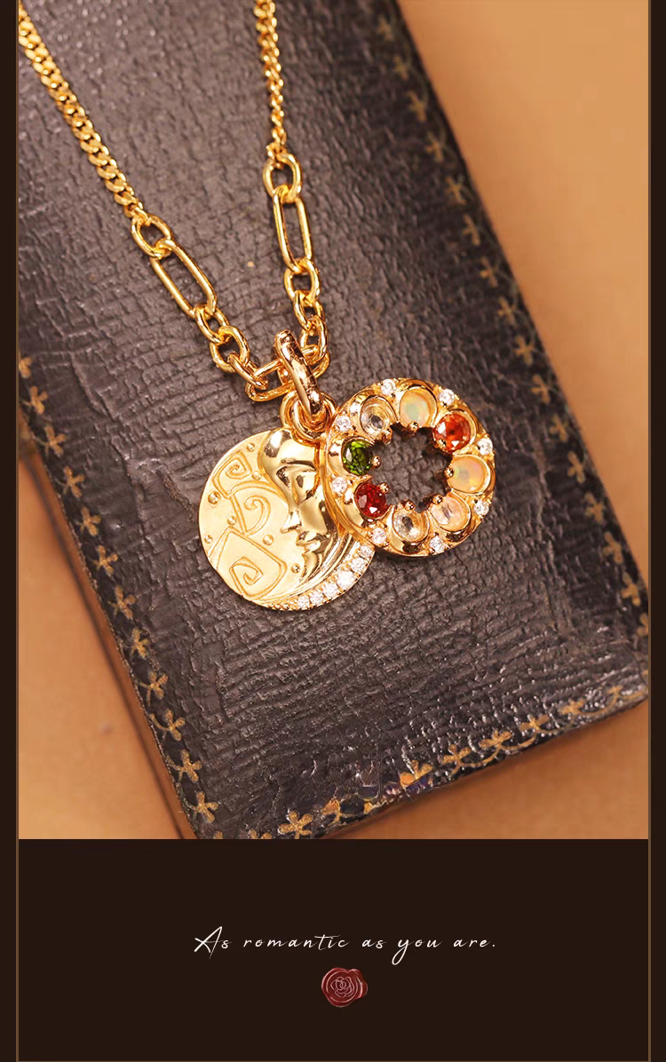 Collar "BOSOM FRD" de diseño original artesanal de Kemstone. Colgante de moneda vintage, plata de ley chapada en oro de 45 cm, con dije de luna y estrella y mensaje oculto con gema. 7 gemas, incluyendo berilo, ópalo y granate rubí.