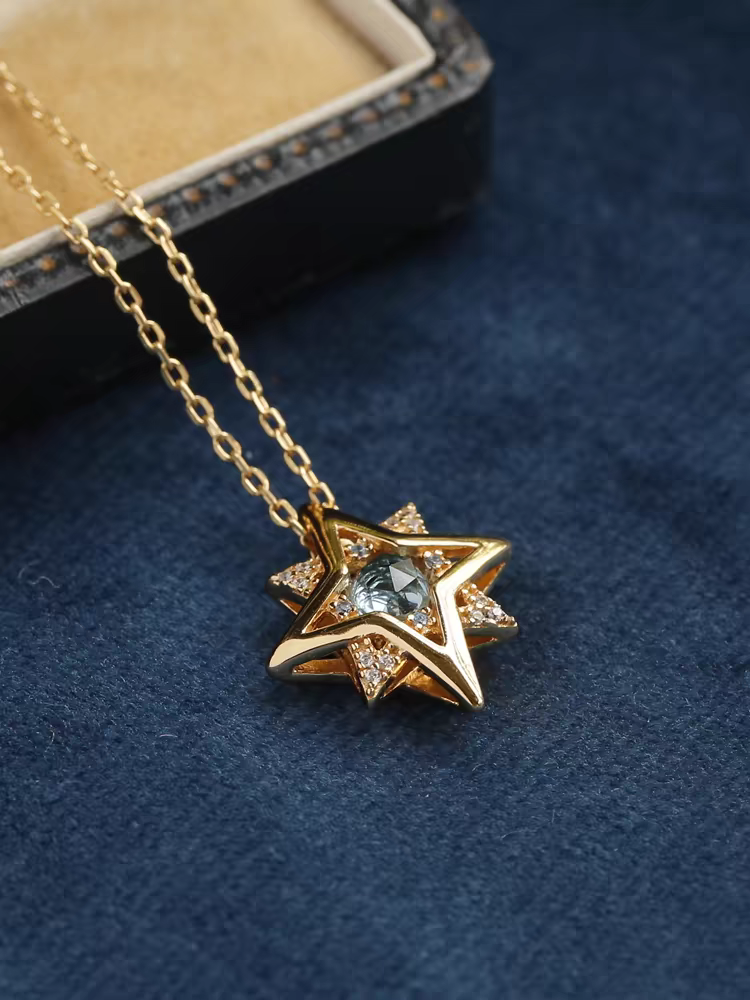 Collar artesanal de Kemstone con diseño original de estrella en el mar de personas: topacio azul y circonita, colgante vintage de plata de ley bañada en oro, 45 cm.
