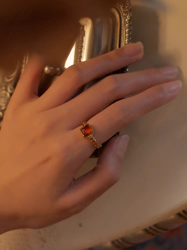Anillo de granate espesartita con diseño original de flor de corazón, hecho a mano por Kemstone. Cadena vintage ajustable bañada en oro y plata. Anillo moderno de banda abierta para uso diario.