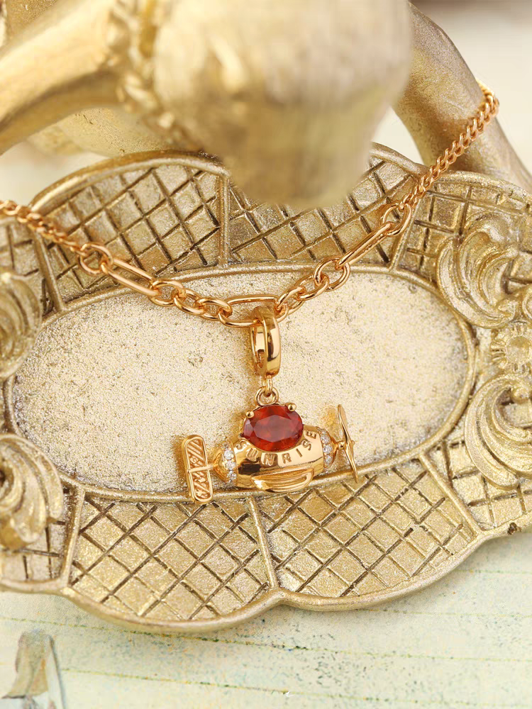 Collar de avión con diseño original de Kemstone, hecho a mano y con diseño de amanecer. Colgante original de avión con granate espesartita en plata de ley 925. Cadena ajustable bañada en oro. Un regalo único para mujer.