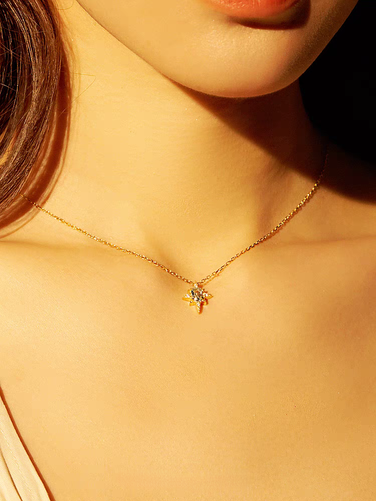 Collar vintage de topacio azul "Estrella en el Mar de la Gente", diseño original artesanal de Kemstone. Plata de ley bañada en oro. Colgante de estrella con detalles de circonitas, 45,7 cm.