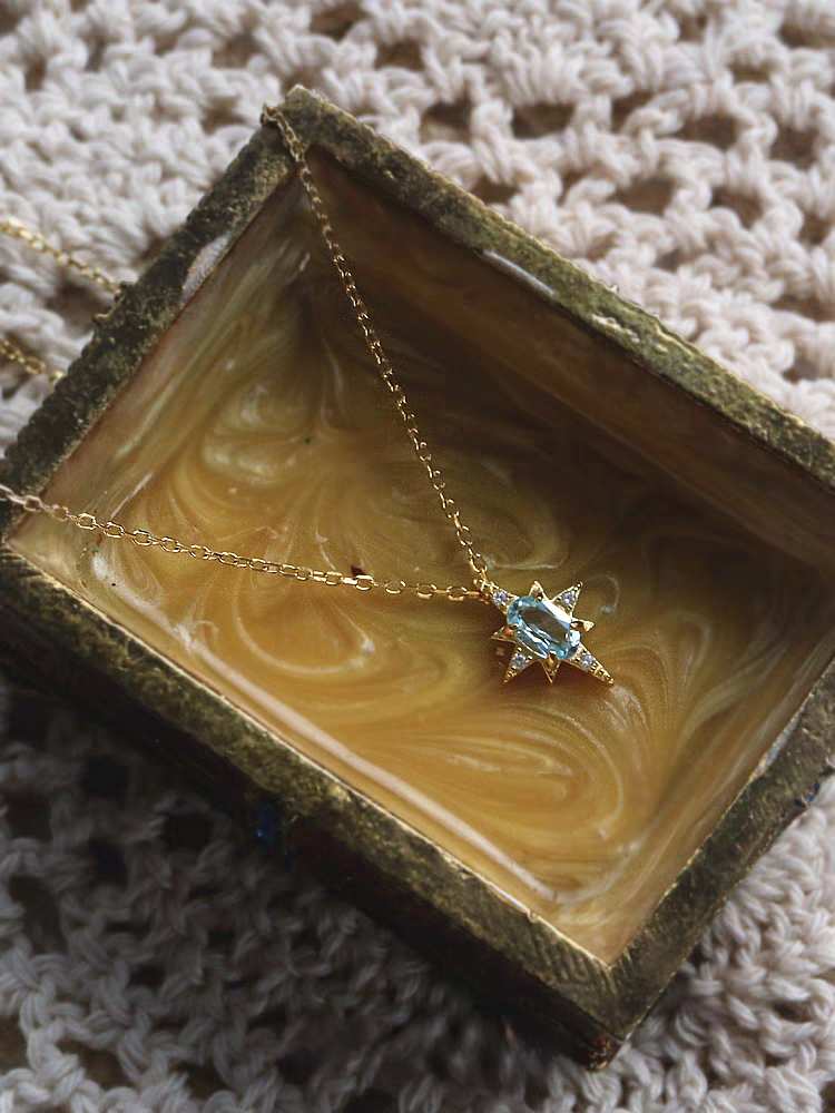 Collar vintage de topacio azul "Estrella en el Mar de la Gente", diseño original artesanal de Kemstone. Plata de ley bañada en oro. Colgante de estrella con detalles de circonitas, 45,7 cm.