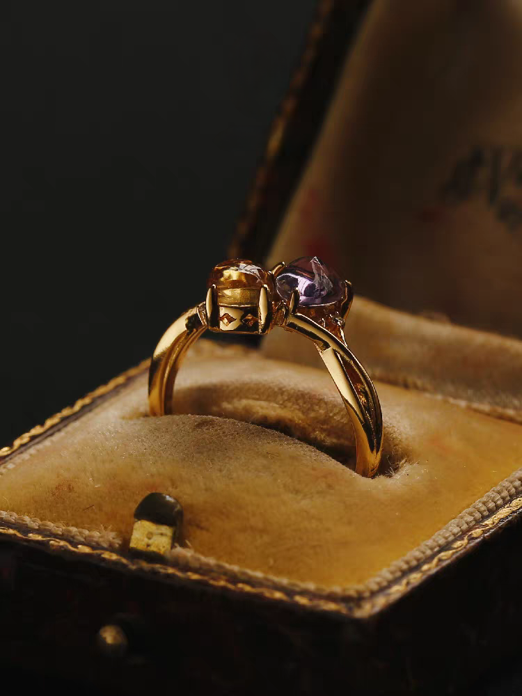 Anillo de romance cósmico de diseño original artesanal de Kemstone: anillo de plata de ley bañado en oro con amatista y citrino, sol y luna.