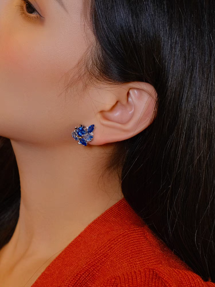 Pendientes de ola de marea de diseño original hechos a mano por Kemstone: pendientes de plata de ley bañados en oro con piedras preciosas marquesas azules vintage.