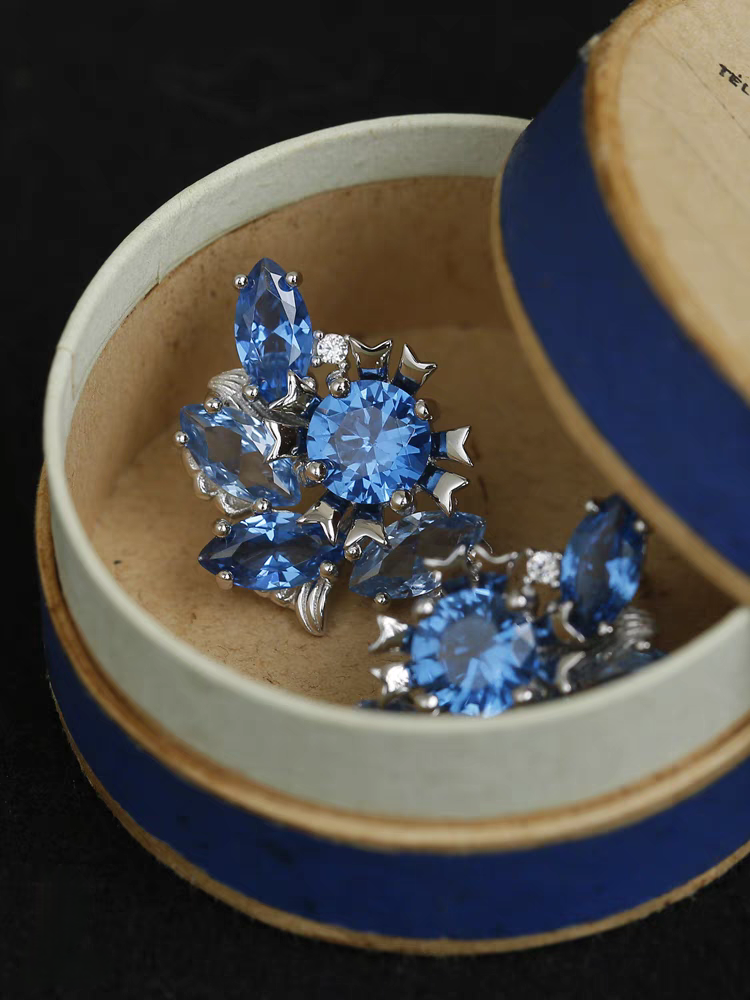 Pendientes de ola de marea de diseño original hechos a mano por Kemstone: pendientes de plata de ley bañados en oro con piedras preciosas marquesas azules vintage.